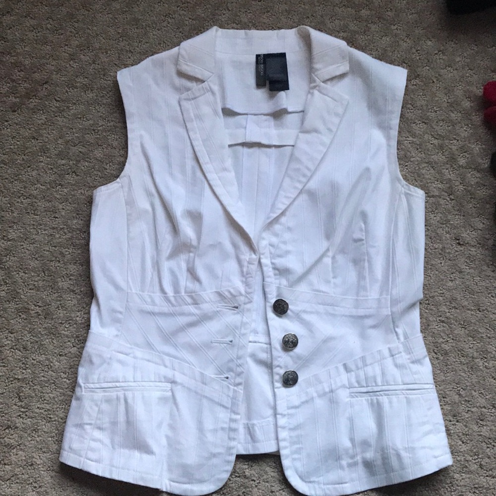 Bisou Bisou gorgeous sleeveless jacket